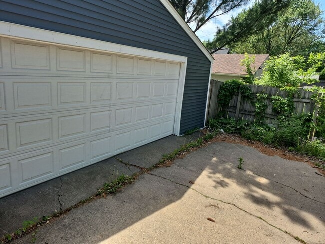 Building Photo - Single Family Home w/ Garage in Daytons Bl...
