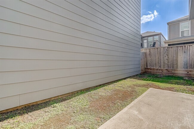 Building Photo - 8930 Spring Knoll Forest Dr