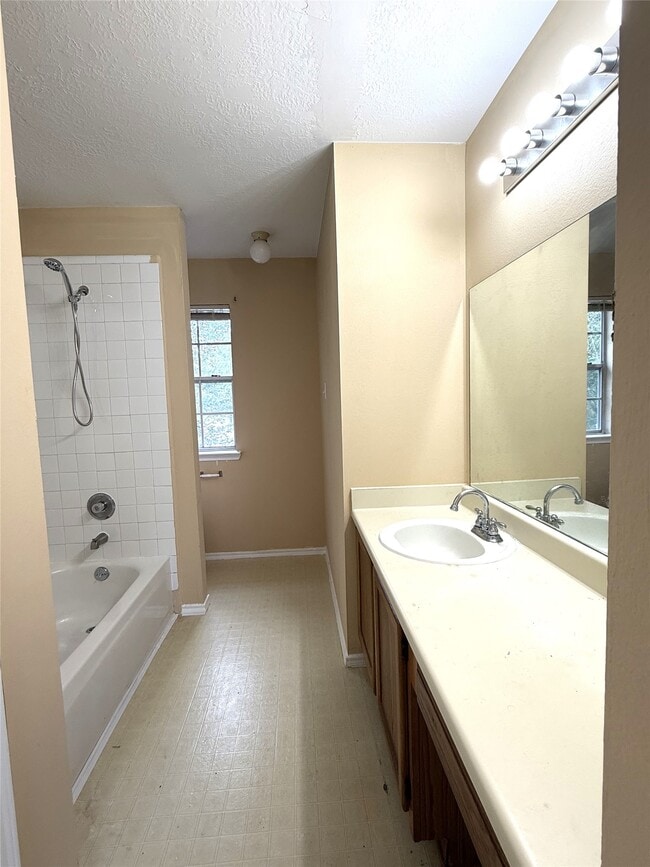 Building Photo - 9023 Kalewood Dr