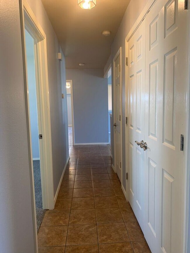 Building Photo - This beautifully updated three-bedroom, tw...