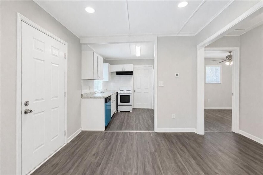 Building Photo - 2146 Brookview Dr NE