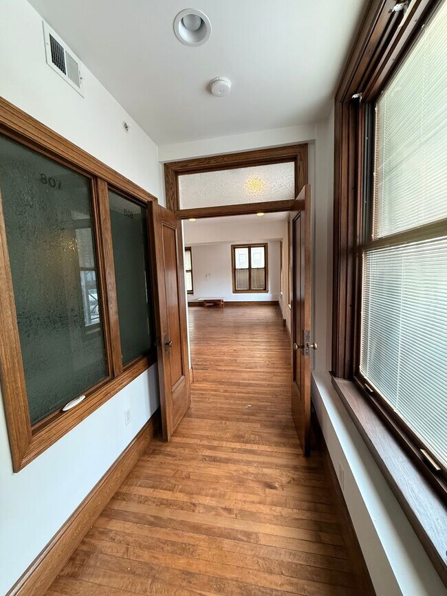 Building Photo - Beautiful and Spacious 3 BDRM 2 BATH Unit in the Heart of Public Square