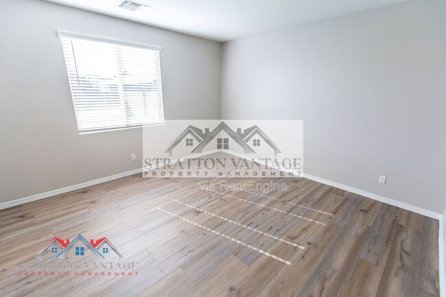 Building Photo - 36005 W San Clemente Ave