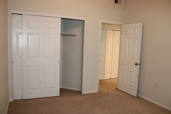 Building Photo - Comfortable 2-Bedroom Condo in Desirable F...