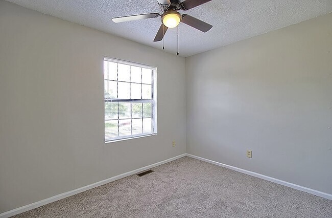 Building Photo - 912 Pineland Ave