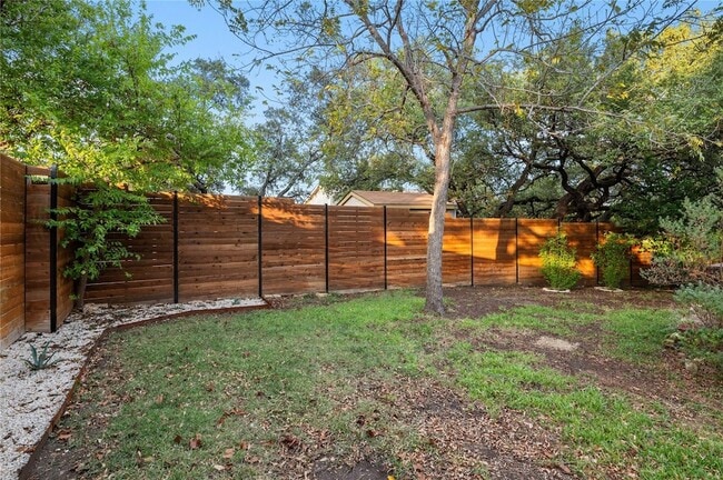 Building Photo - 1104 Durham Dr