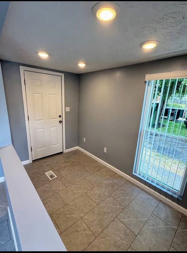 Building Photo - Spacious 6BR House in New Lebanon
