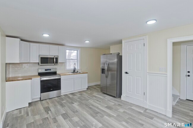 Building Photo - 47 Maple Ave