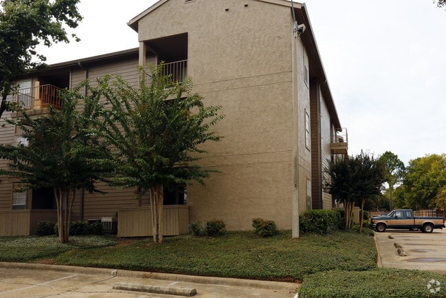 Building - The Advantages Apartments