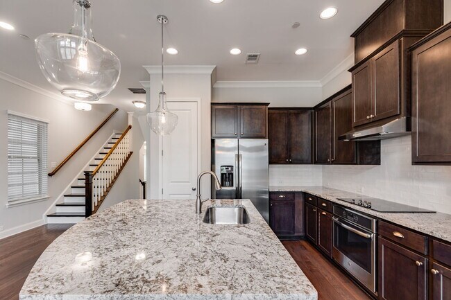 Building Photo - 1032 Moorewood Ln S E