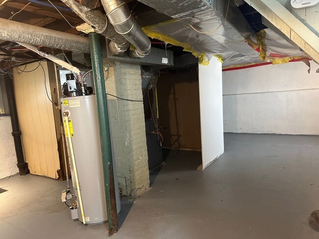 Building Photo - NICE 3 BEDROOMS WITH FULL BATH MOVE-IN READY!