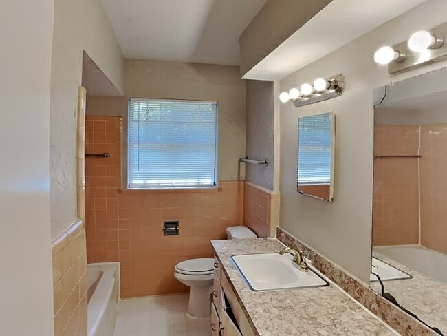 Building Photo - No Application Fee* Plus $250 Off First 2 ...