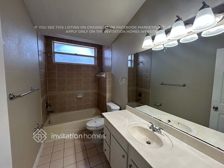 Building Photo - 2825 Mnr Hl Dr