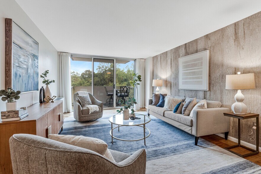 Private balcony - 2939 Van Ness St NW