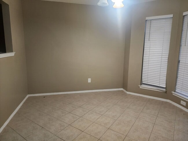 Building Photo - Quiet and Cozy 2 Story Home
