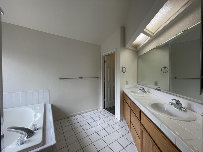 Building Photo - 13 Capshaw Ct