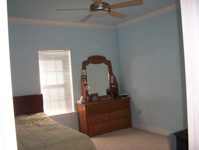 Building Photo - Spacious home in Woodlawn Estates