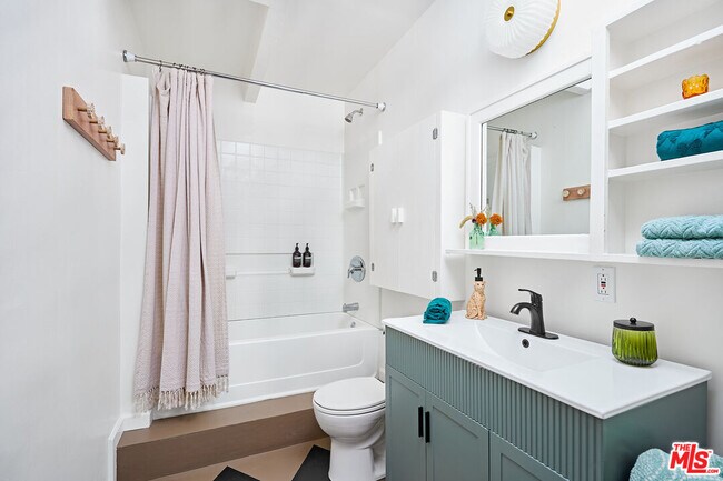 Building Photo - 818 Palms Blvd