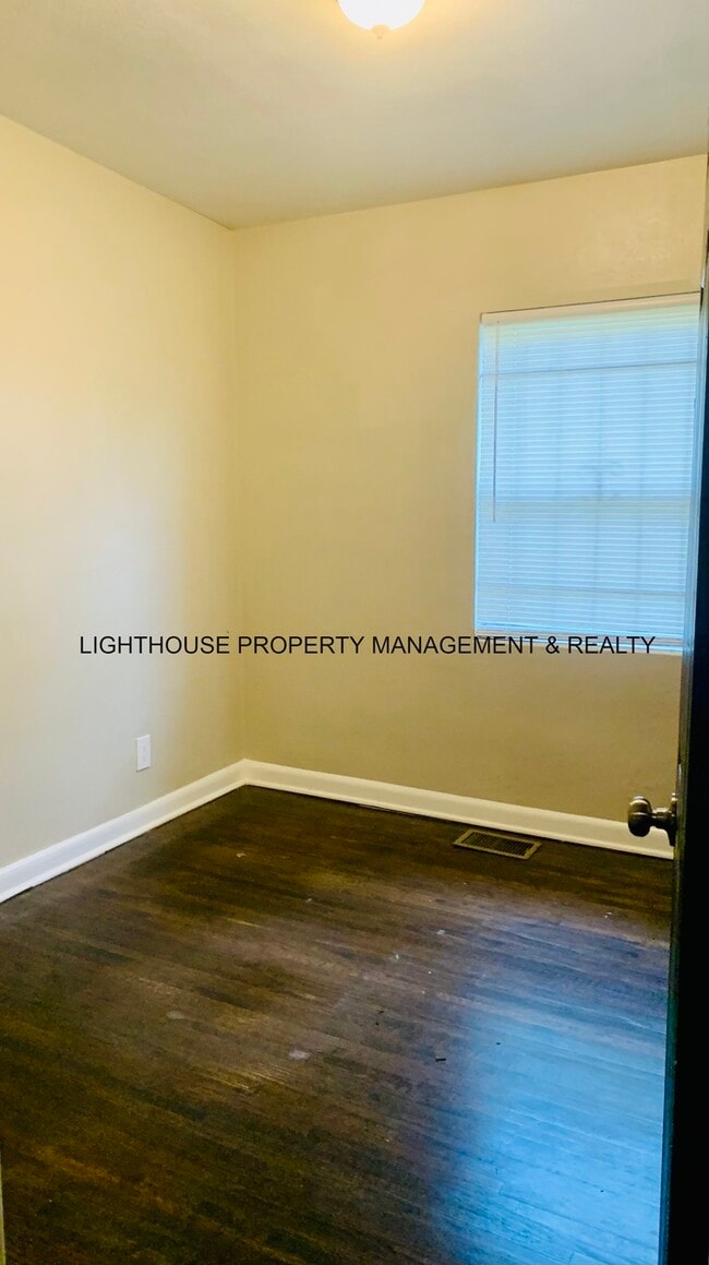 Building Photo - Huge 4 Bedroom Home With Sunroom And Garage