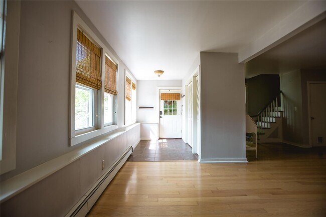 Building Photo - 582 Lakes Rd