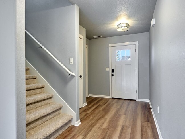 Building Photo - Beautiful 4 bedroom/2.5 Bath Home On Large...
