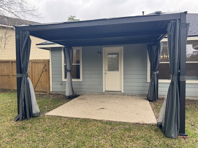 Building Photo - 10 Druids Glen Pl