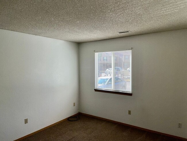 Building Photo - 1st Floor 2 Bedroom in a Gated Community!