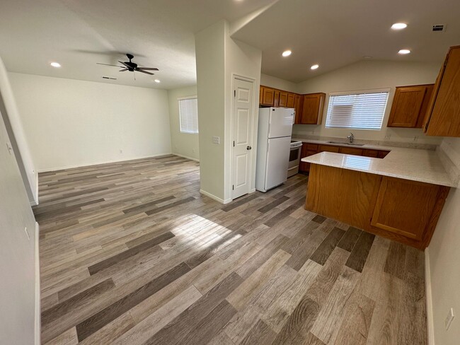 Building Photo - Fully Remodeled 3 bedroom 2 bathroom