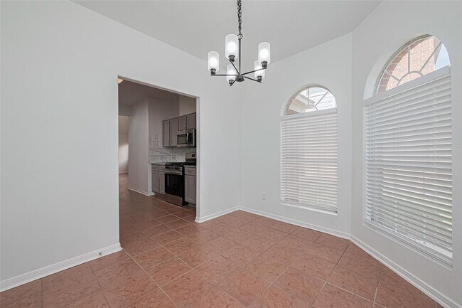 Building Photo - 12230 Hawthorne Hill Cir
