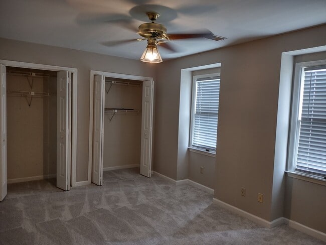 Building Photo - Adorable Two Bedroom Two Bath Condo - Just...