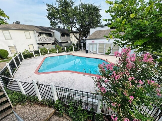 Building Photo - 7200 Clarewood Dr
