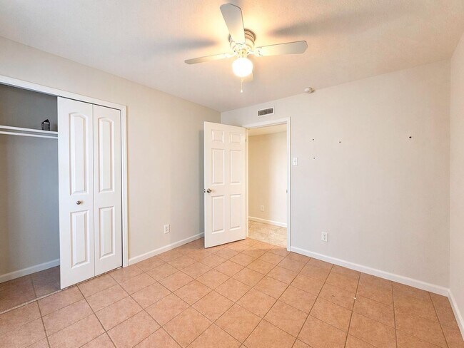 Building Photo - 11067 Wallbrook Dr