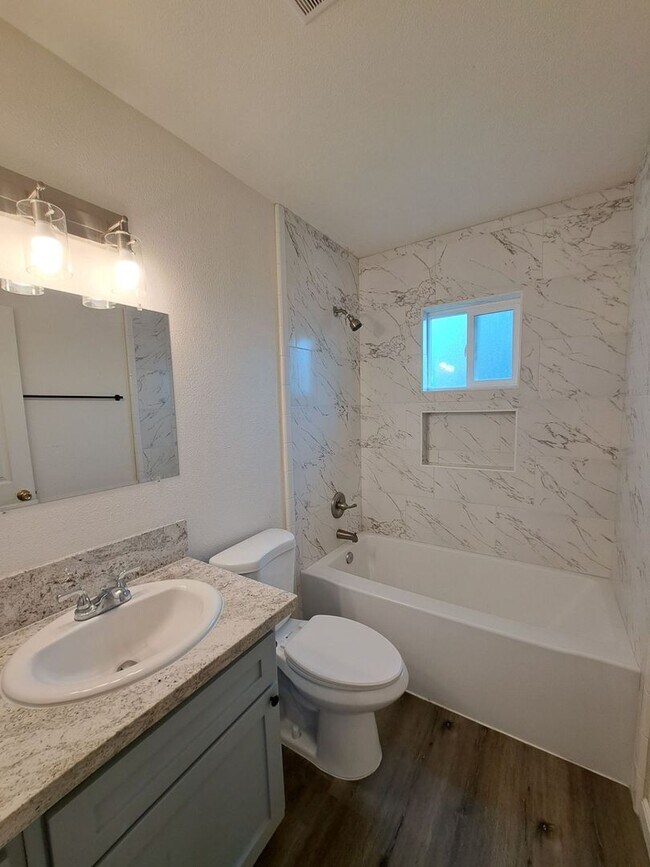 Building Photo - Single Level 2-Bedroom Home in Madera!