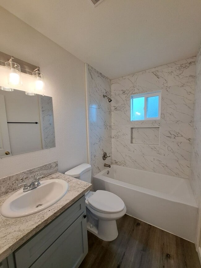 Building Photo - Single Level 3-Bedroom Home in Madera!