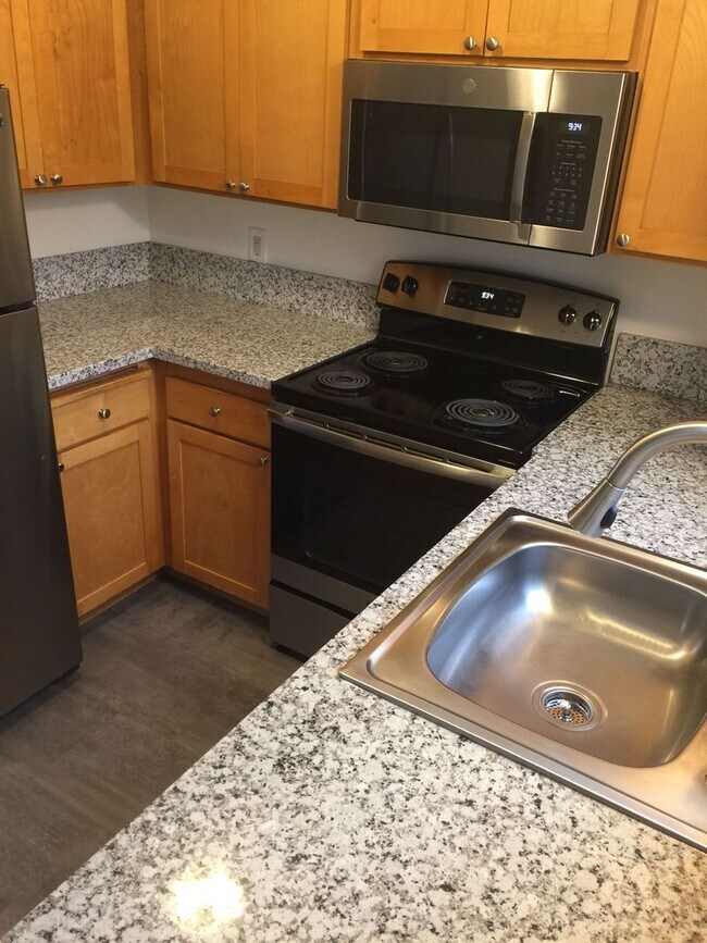 Building Photo - Upper 2bed, stainless steel appliances, of...