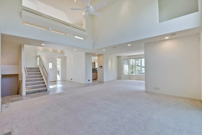 Building Photo - Large 3,767 sqft home on a 10,000 sqft lot- 2 bed located on 1st floor w/ separate entrance - Top...