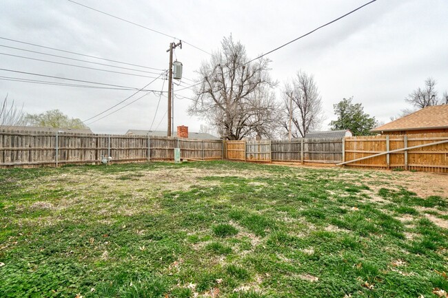 Building Photo - Cozy 2-Bedroom Duplex with Garage & Fenced...