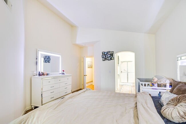 Building Photo - Gorgeous Single story home - walking dista...