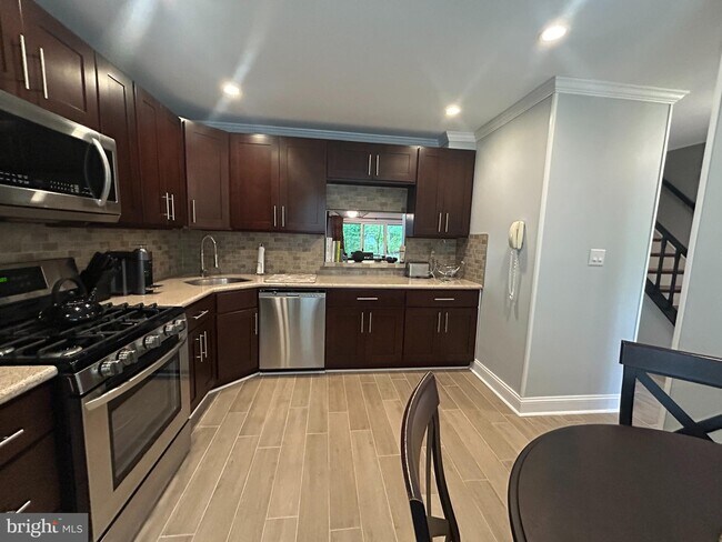 Building Photo - 31 Abelia Ct