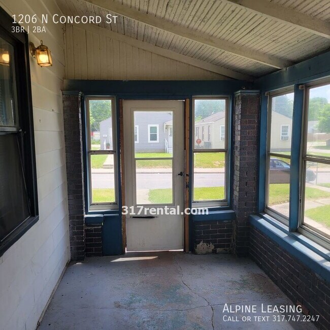 Building Photo - Near Westside 3BR/2BA House w/Garage!