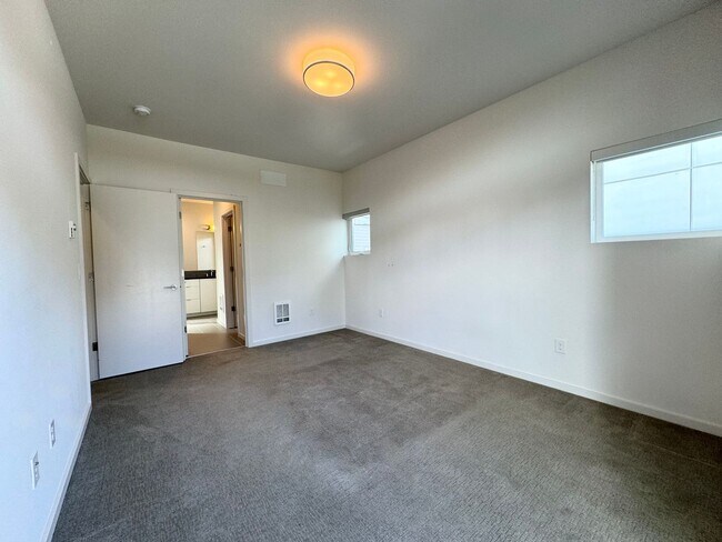 Building Photo - 709 18th Ave S