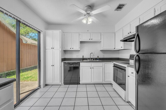 Building Photo - Charming 2 Bedroom Florida Cottage in Convenient Location!!