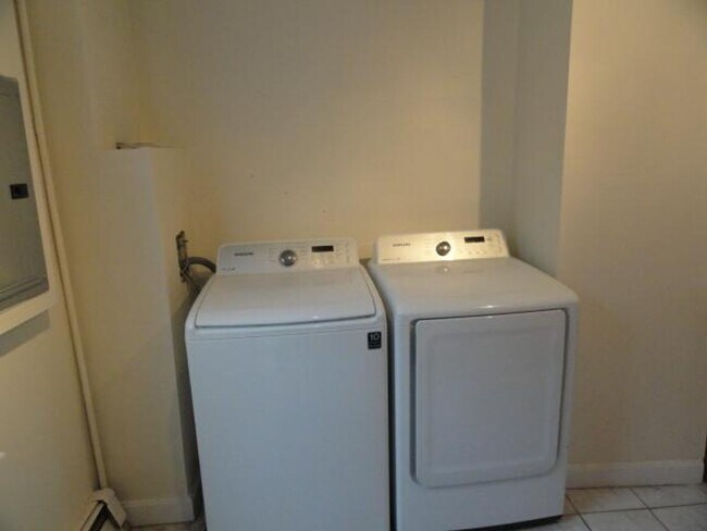 Building Photo - 3bed/2 bath in Somerville