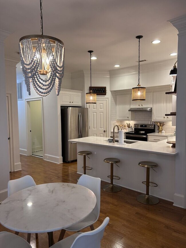 Building Photo - 212 Village Walk Ln