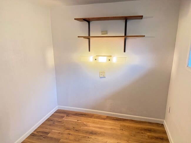 Building Photo - Huge 4 bedroom 2 bath house!