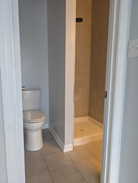 Master Bathroom - 1109 Holmespun Dr