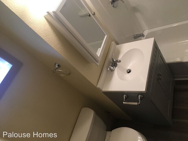 Building Photo - 916 W Augusta Ave