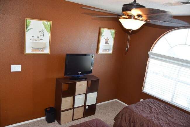 Building Photo - 8765 Country Pines Ave