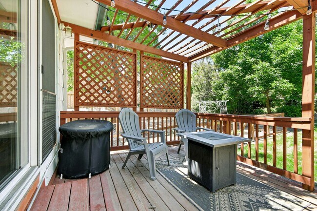 Building Photo - Fabulous 4 BR 3 bath home with fenced back...