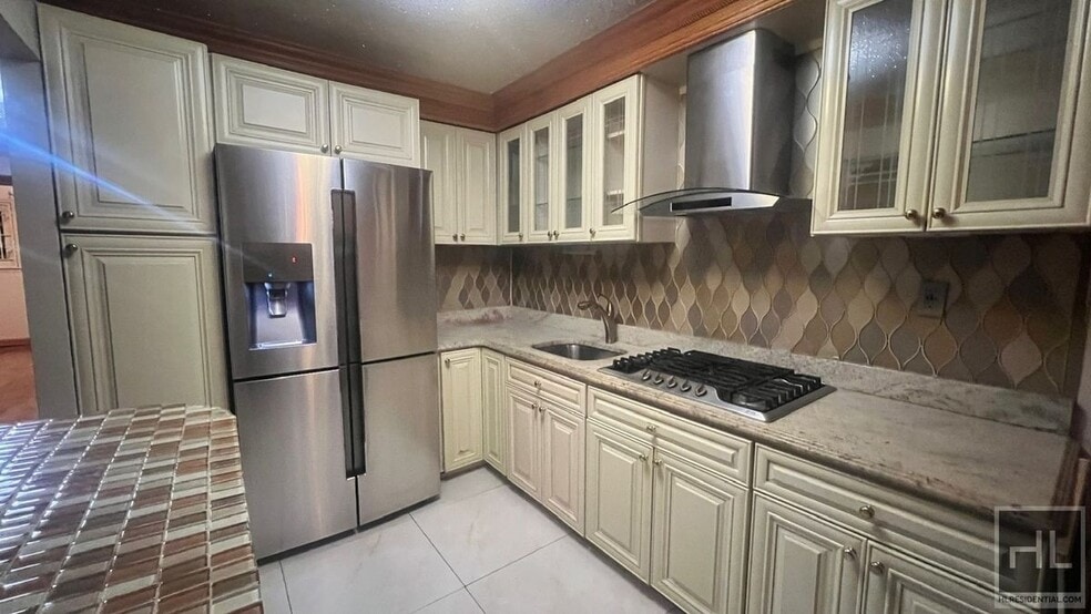 Building Photo - 466 Berriman St